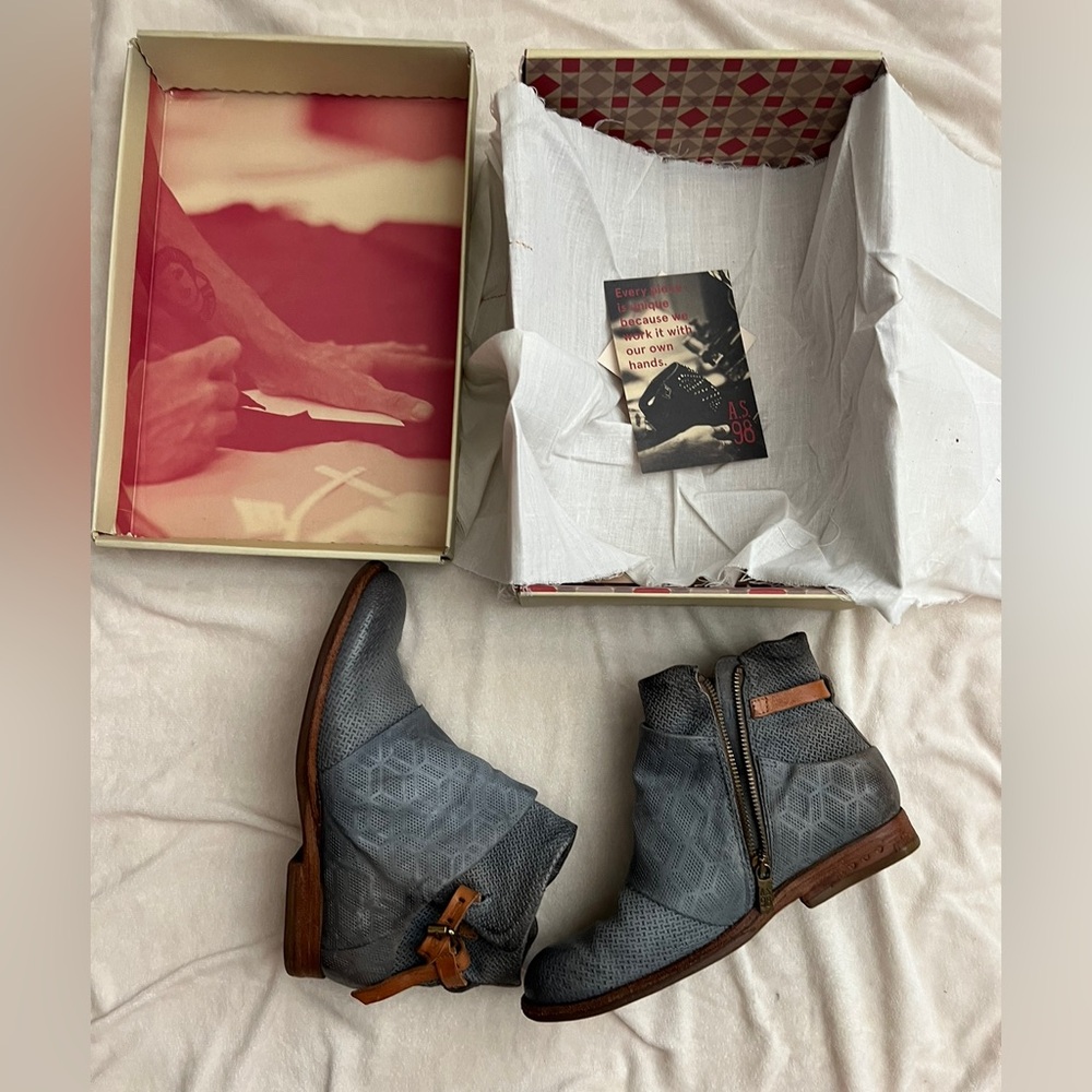 A.S.98 leather booties, worn once or twice, EU size 38, blue/tan